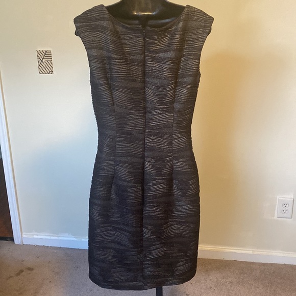PRE-OWNED LESLIE FAY SLEEVELESS V-NECK DRESS - Picture 8 of 12